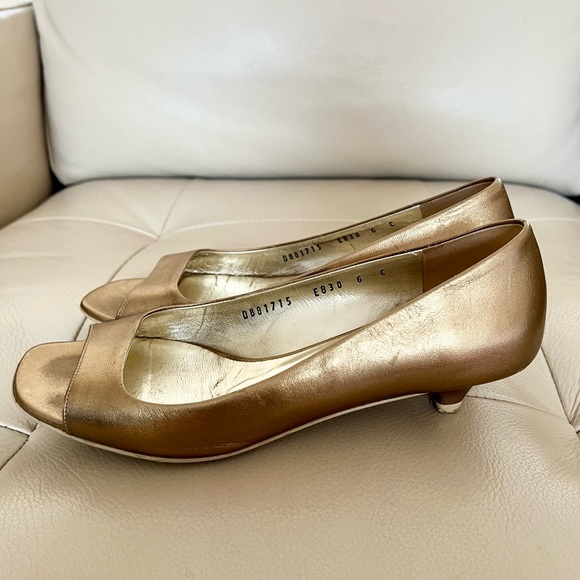 Salvatore Ferragamo Gold Lamb Leather Pumps DB81715 E830 (size 6) - Picture 2 of 6